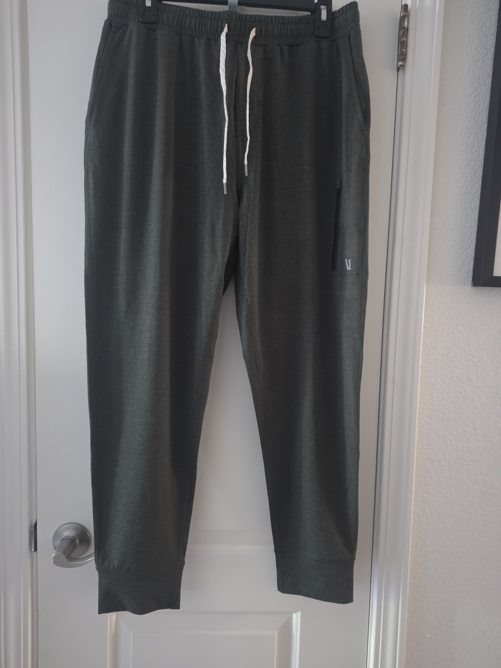 Vuori Men's Olive Green Jogger Pants with Drawstring Size L.